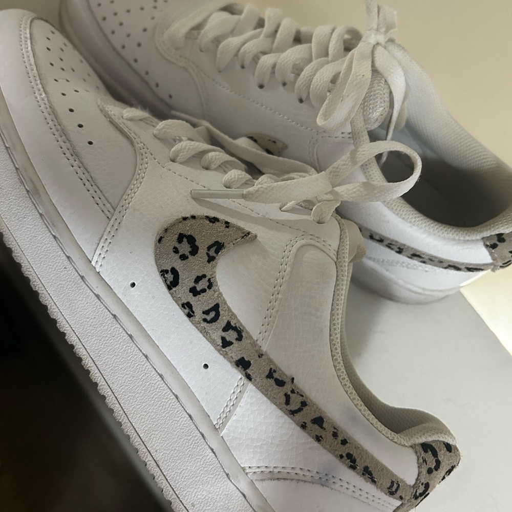 Nike women’s court vision low (white/desert sand-black)